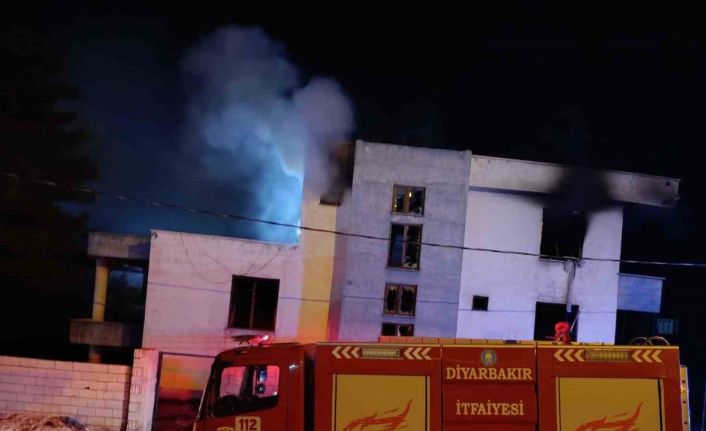 Diyarbakır’da çıkan yangında boş ev kullanılamaz hale geldi