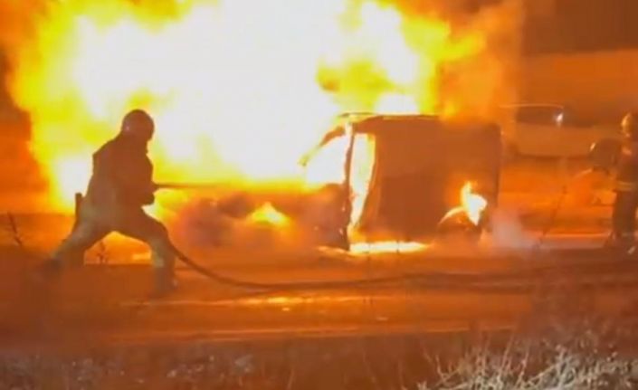 Diyarbakır’da hafif ticari araç alev topuna döndü