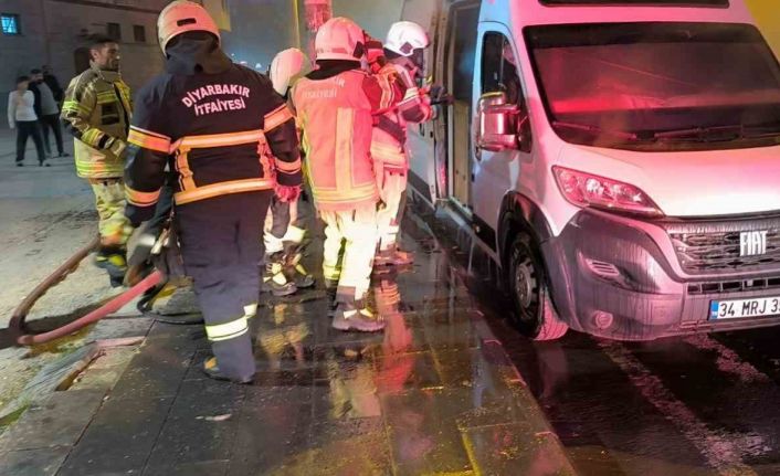 Diyarbakır’da itfaiye ekiplerinin karavan yangınına müdahalesi kask kamerasında