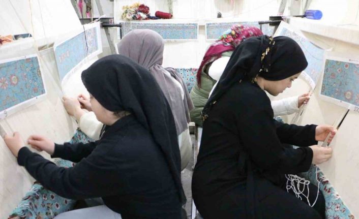 Diyarbakır’da kadınlar ürettikleri el emeği dokuma halıları Avrupa’ya satıyor