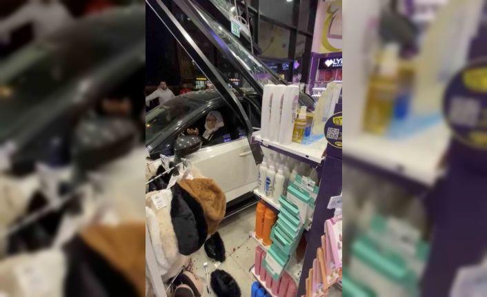Diyarbakır’da kontrolden çıkan otomobil kozmetik mağazasına daldı