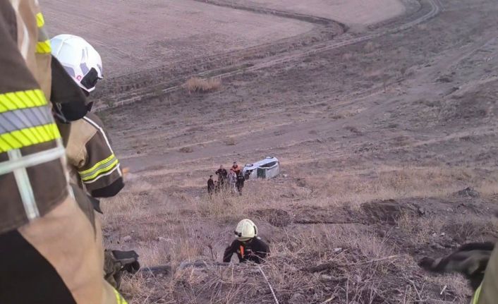Diyarbakır’da otomobil şarampole yuvarlandı: Yaralı sürücüyü itfaiye kurtardı