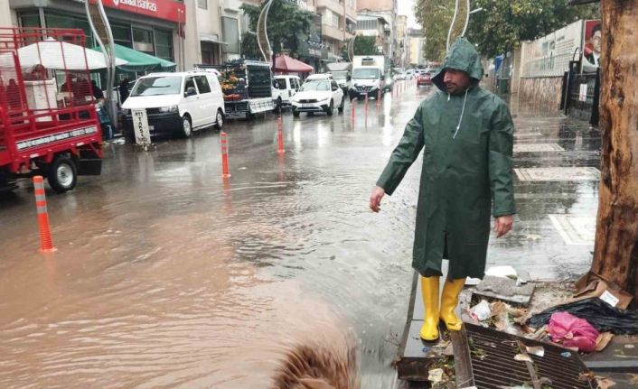 Diyarbakır’da sağanak yağış yolları göle çevirdi