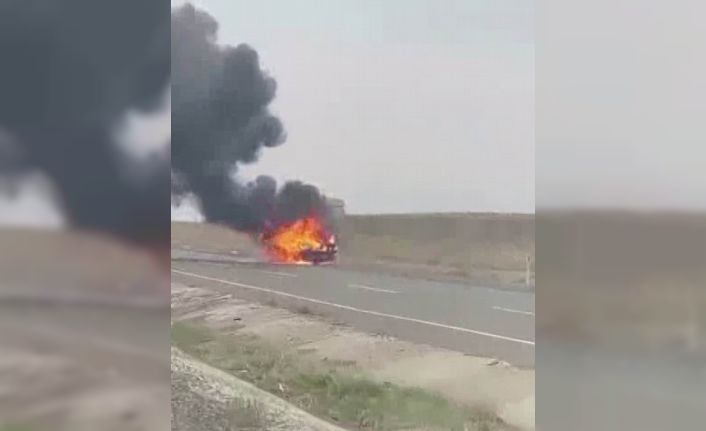 Diyarbakır’da seyir halindeki otomobil alev topuna döndü