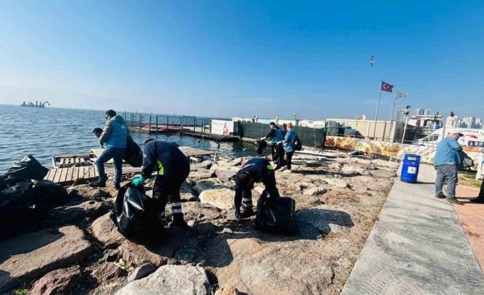 Doğaseverler Karşıyaka’da kıyı temizliği yaptı
