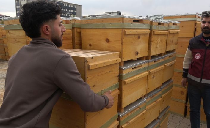 Doğunun en çok bal üretilen ikinci ili olan Bingöl’de arıcılara 435 organik kovan dağıtıldı