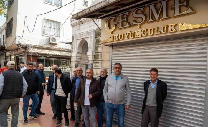 Dolandırıldıklarını iddia eden kuyumcu mağdurları dükkan önünde toplandı