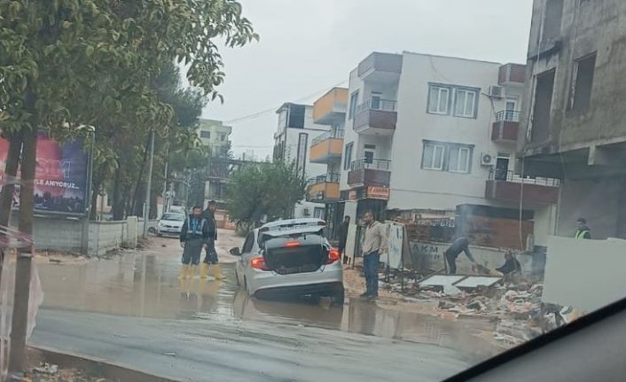 Dolgu yolda mahsur kaldı
