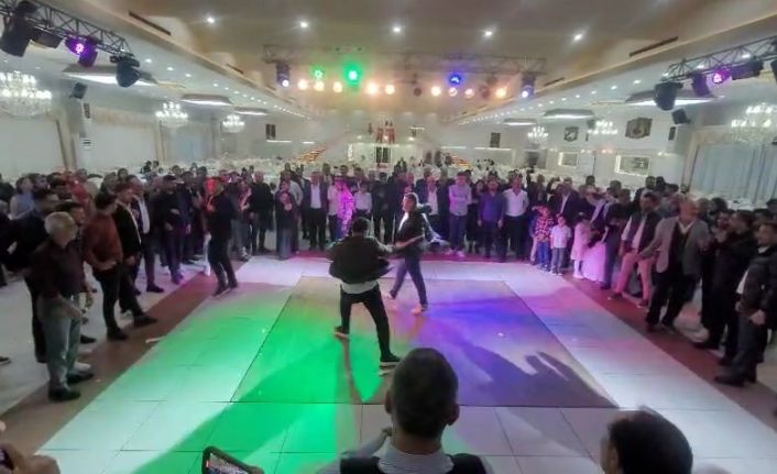 Düğünde acı veren oyun: Urganlarla birbirlerinin sırtına vurdular
