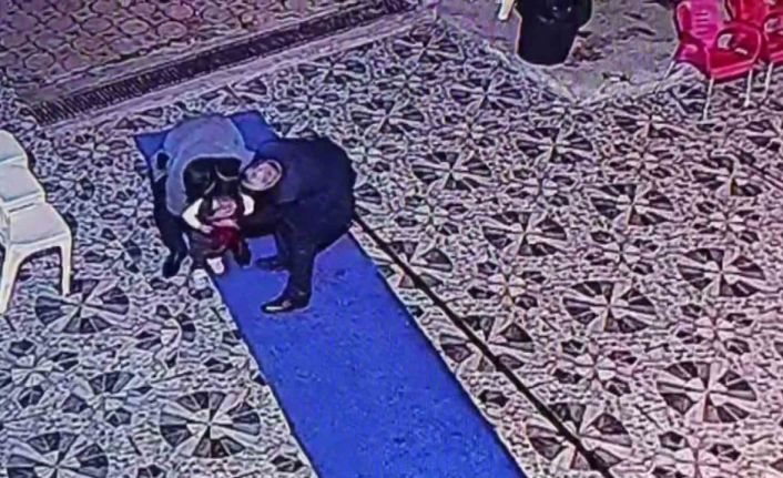 Düğünde boğazına şeker kaçan çocuk, gazetecinin "Heimlich manevrası" uygulamasıyla kurtarıldı