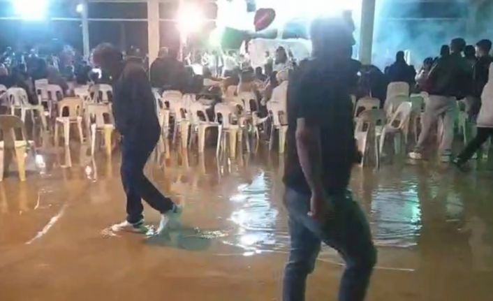 Düğünü su basınca, paçalarını sıvayıp oynamaya devam ettiler