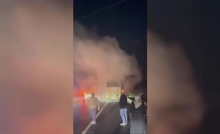 Dumanların yükseldiği yolcu midibüsündeki yangını muhtar ve vatandaşlar önledi