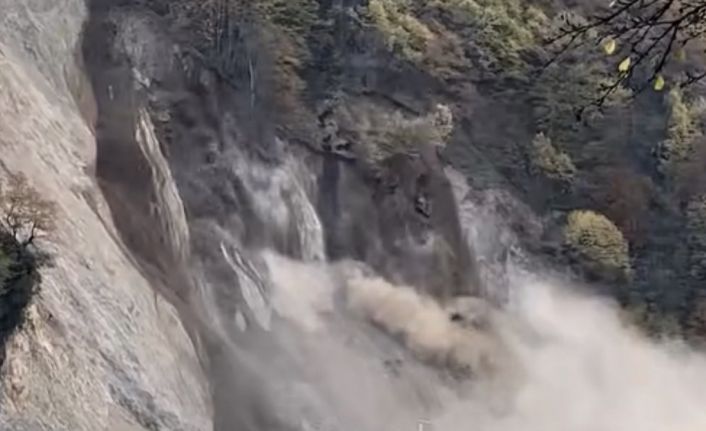 Düzce’de heyelan anı kameraya yansıdı: Otomobil kıl payı kurtuldu