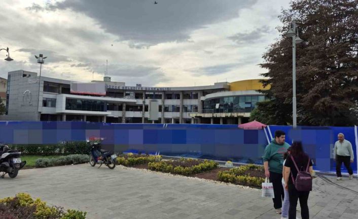 Düzce’de yıkım çalışması süren belediye binasında yangın