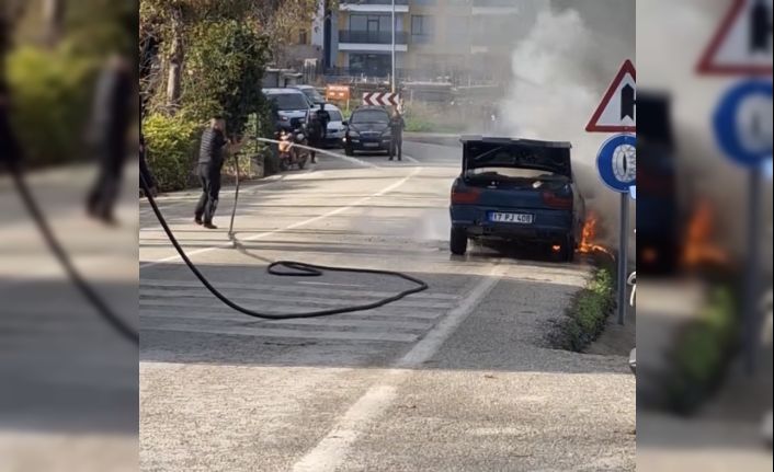 Eceabat’ta seyir halindeki otomobil yanarak kullanılamaz hale geldi