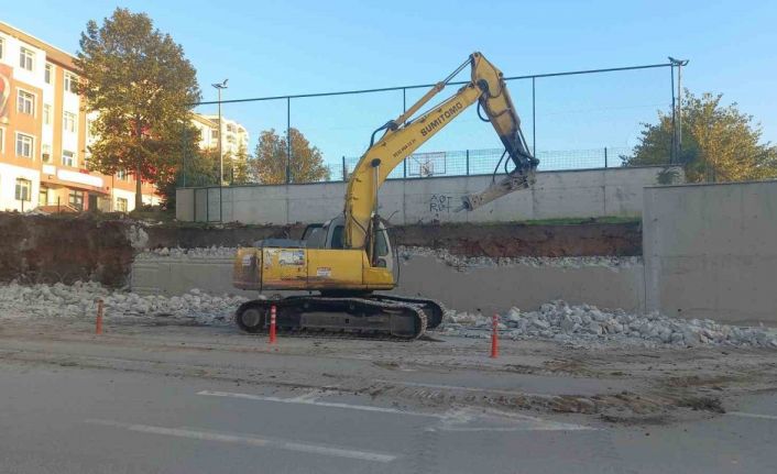 Edirne’de devrilme tehlikesi taşıyan okul duvarı yenileniyor
