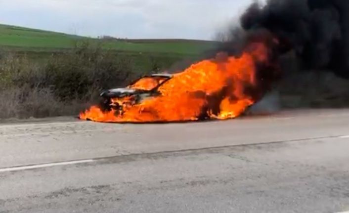 Edirne’de otomobil alev alev yandı