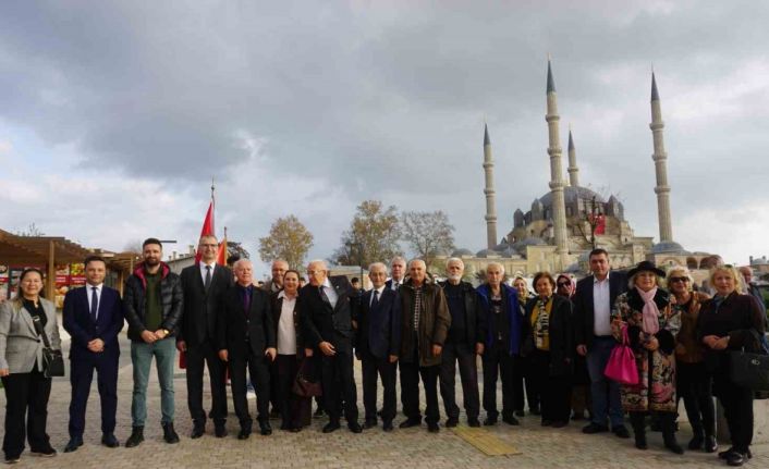 Edirne’de Ticaret Lisesi mezunları Selimiye’nin gölgesinde buluştu