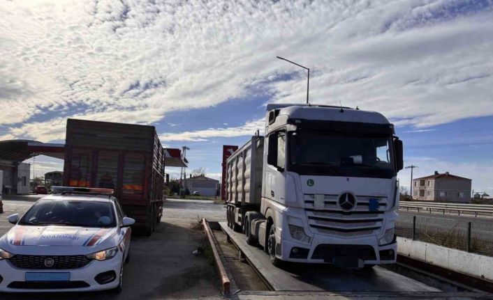Edirne’de tonaj uygulamasında aşırı yüklü tıra 59 bin TL ceza