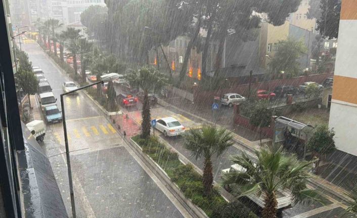 Edremit’te kuvvetli sağanak yağış etkili oluyor