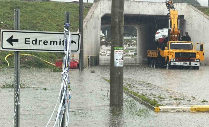 Edremit’te sağanak yağış hayatı felç etti