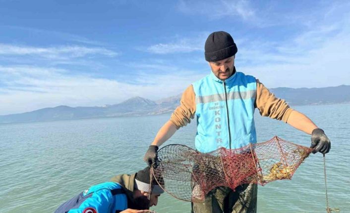 Eğirdir Gölü’nde 300 kaçak kerevit pinteri ele geçirildi