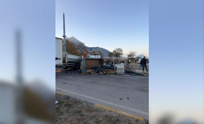 Eğirdir’de iki tırın çarpıştığı kazada sürücülerden biri yaralandı