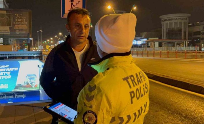 Ehliyetsiz sürücünün otomobilini almaya gelen şahısta ehliyetsiz çıktı