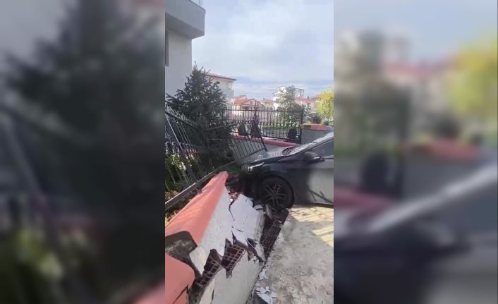 El freni çekilmeyen otomobil bahçe duvarını yıktı