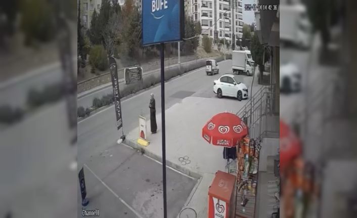 Elazığ’da aracın yan yattığı kaza kamerada