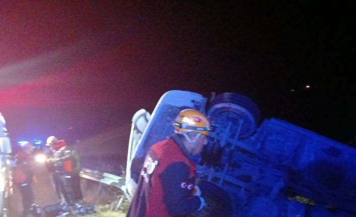 Elazığ’da bariyerlere çarpan kamyon devrildi: 1 yaralı