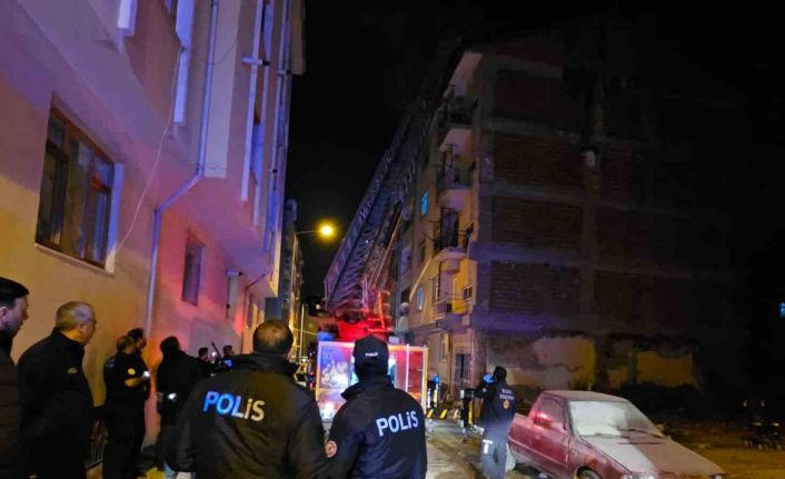 Elazığ’da çatı yangını: 1 kişi dumandan etkilendi