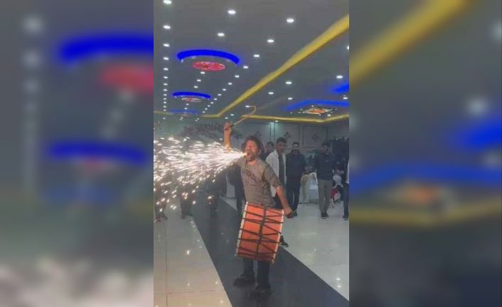 Elazığ’da davulcu, figürleri ile düğünlere renk katıyor