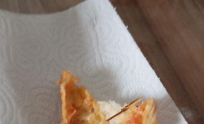 Elazığ’da ekmeğin içerisinden odun parçaları çıktı