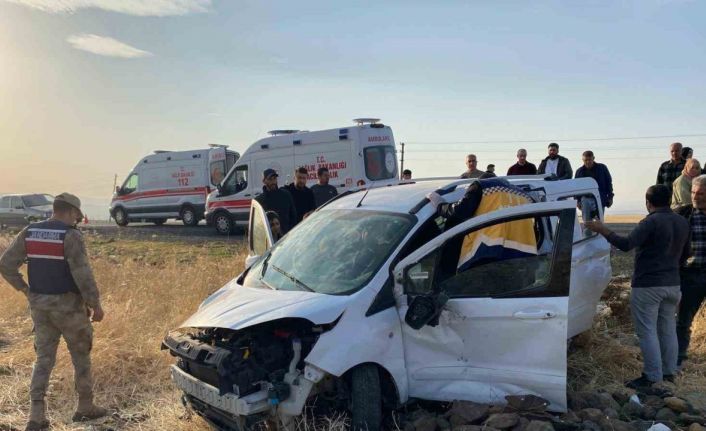 Elazığ’da hafif ticari araç  tarlaya uçtu: 3 yaralı