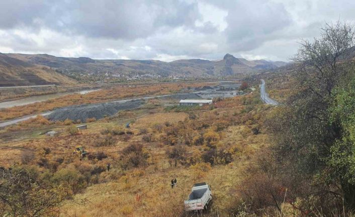 Elazığ’da kamyonet şarampole uçtu