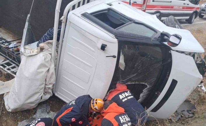 Elazığ’da pikap şarampole uçtu: 2 yaralı