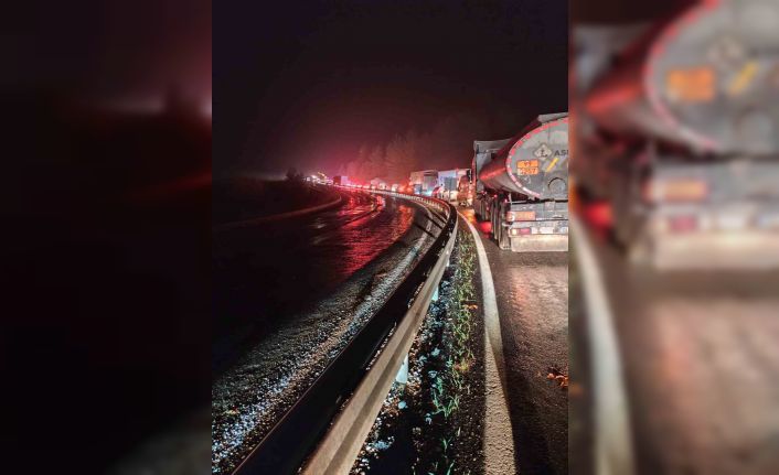 Elazığ’da tır devrildi: Kilometrelerce araç kuyruğu oluştu