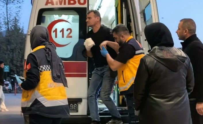 Eli traktörün hidrolik sistemine sıkışan çiftçi yaralandı