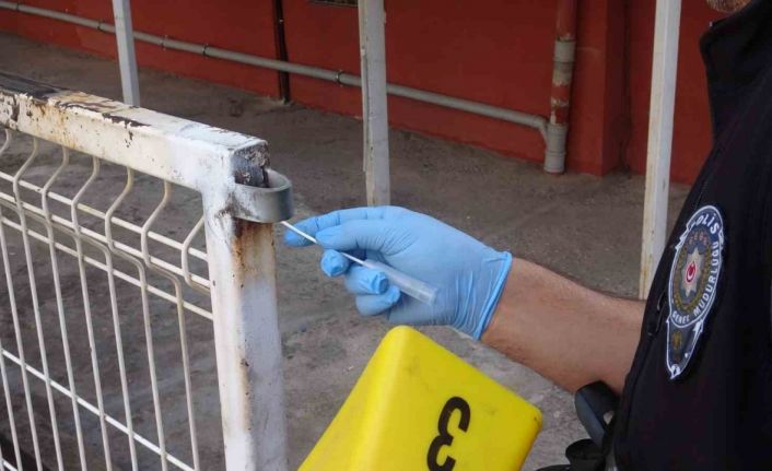 Eline aldığı bıçakla yoldan geçenlere dehşeti yaşattı: 1 yaralı