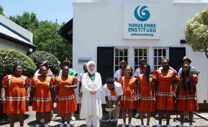 Emine Erdoğan Güney Afrika’da Yunus Emre Enstitüsünü ziyaret etti