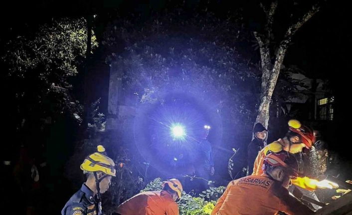 Endonezya’da heyelan faciası: 6 ölü, 17 kayıp