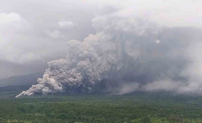 Endonezya’da Semeru Yanardağı patladı, alarm seviyesi en yüksek düzeye çıkarıldı