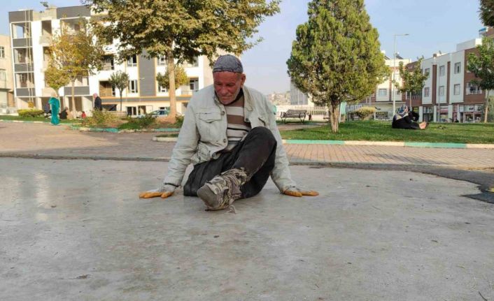 Engelli yaşlı adam sürünerek yaşıyor