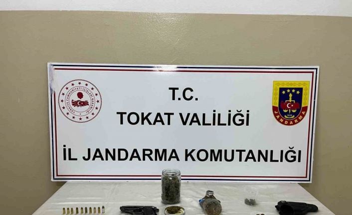 Erbaa’da jandarmadan uyuşturucu ve ruhsatsız silah operasyonu