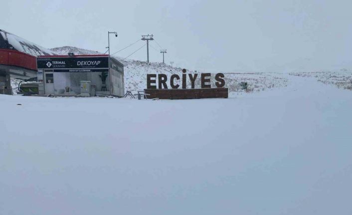 Erciyes güne beyaz örtüyle uyandı