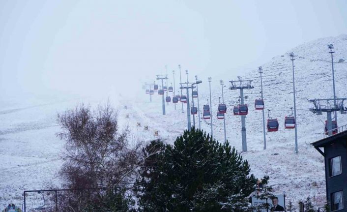 Erciyes’te kar yağışı, dağ beyaza büründü