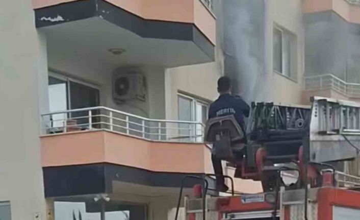 Erdemli’de bina yangını korkuttu
