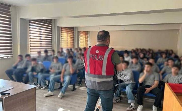 Erzincan çocuk polisi öğrencileri bilgilendirmeye devam ediyor