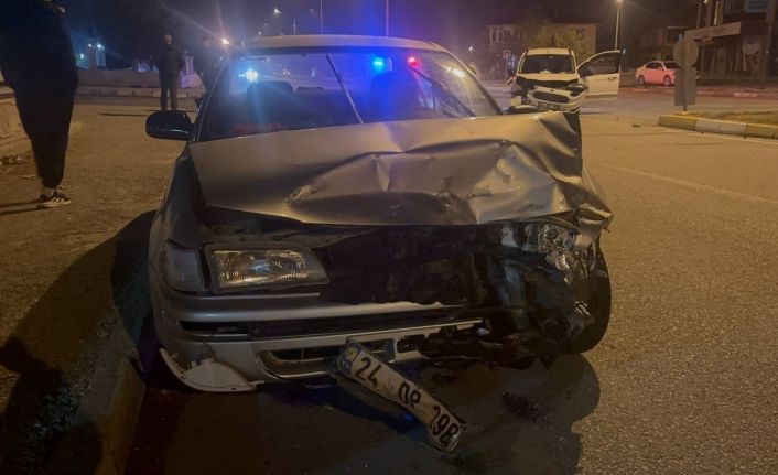 Erzincan’da iki araç kafa kafaya çarpıştı: 3 yaralı